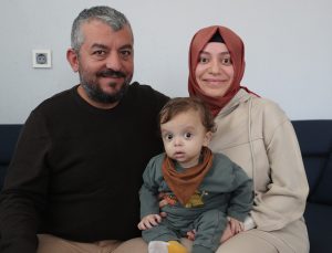 Annesinden karaciğer nakledilen bebeğe aynı ameliyatta bağırsaktan da safra yolu yapıldı