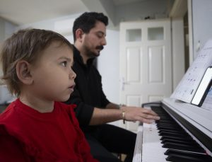Birçok hastalıkla mücadele eden minik Öykü, müzikle moral buluyor
