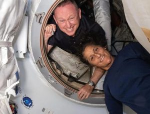 Uzayda mahsur kalan 2 astronotun eve dönüşü yine ertelendi