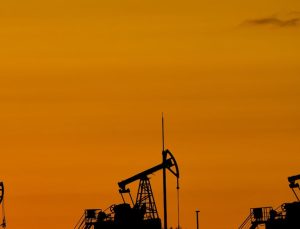 ABD’de de stoklar arttı, petrol fiyatı düştü