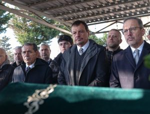 Ergin Ataman’ın annesi son yolculuğuna uğurlandı