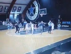 Gençlerin basket maçında sahaya veliler daldı, kıyamet koptu!
