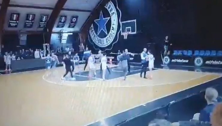 Gençlerin basket maçında sahaya veliler daldı, kıyamet koptu!