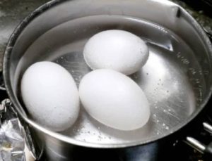 Haşlanmış yumurtada gizli tehlike: Yanlış saklama zehirliyor