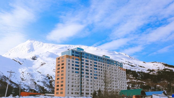 Karla kaplı bölge alev alev yanıyor: 3 bin yıldır olmamıştı