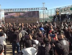 Seyircisiz maçta şehir meydanında taraftar rekoru kırıldı: Tam 7 golle zirvede şov yaptılar