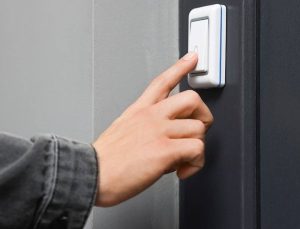 Şifa için çağrılıyorlar ama tersi oluyor: Kapı kapı dolaşıp virüs bulaştırıyorlar