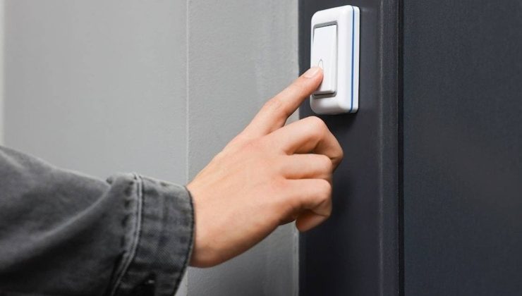 Şifa için çağrılıyorlar ama tersi oluyor: Kapı kapı dolaşıp virüs bulaştırıyorlar